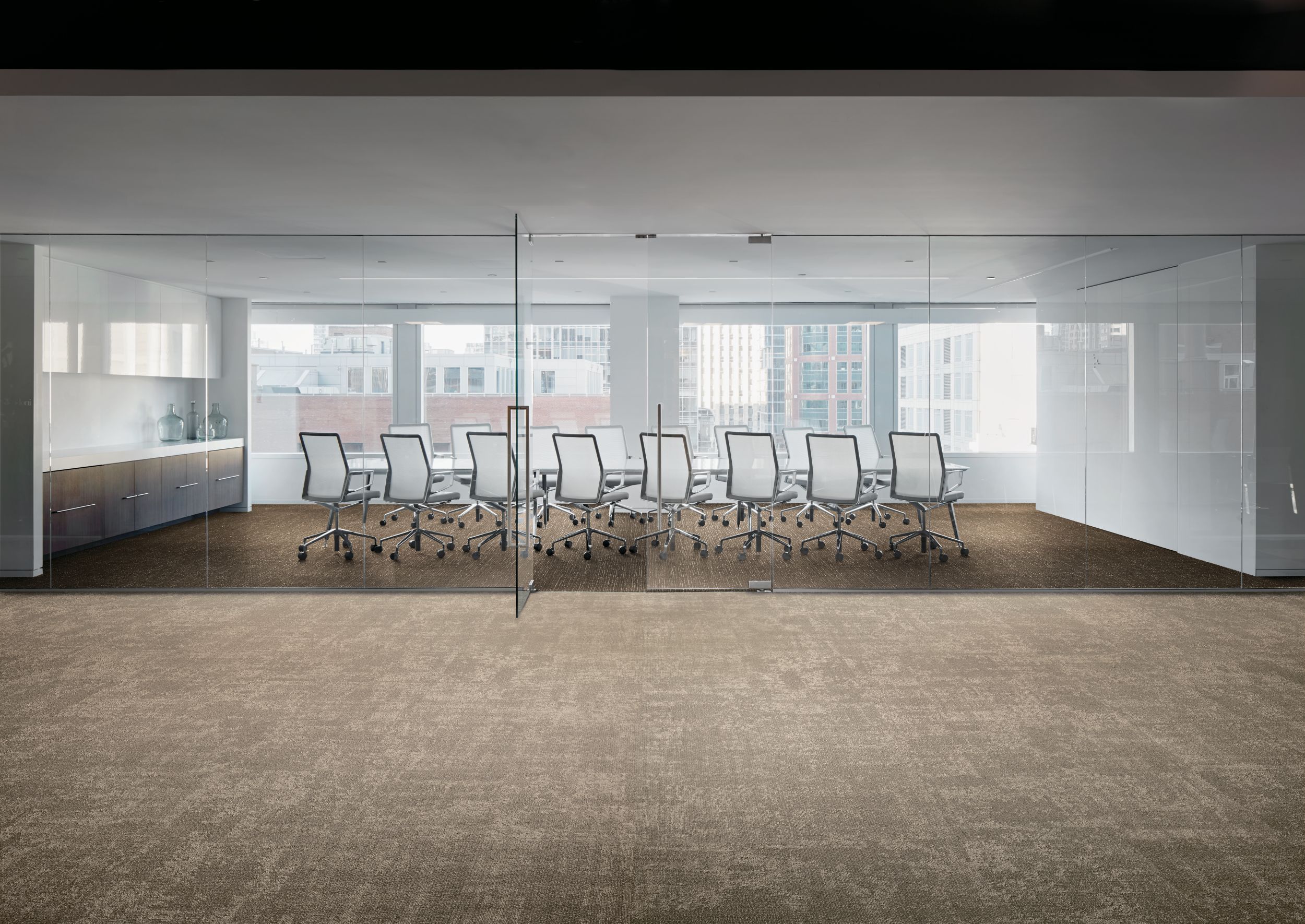 Interface Cloud Cover and Night Flight carpet tile in office with glass-enclosed meetinig room imagen número 14